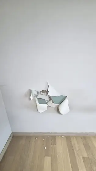 석고보드 벽 수리 — 벽지와 석고보드가 깨진 방 벽